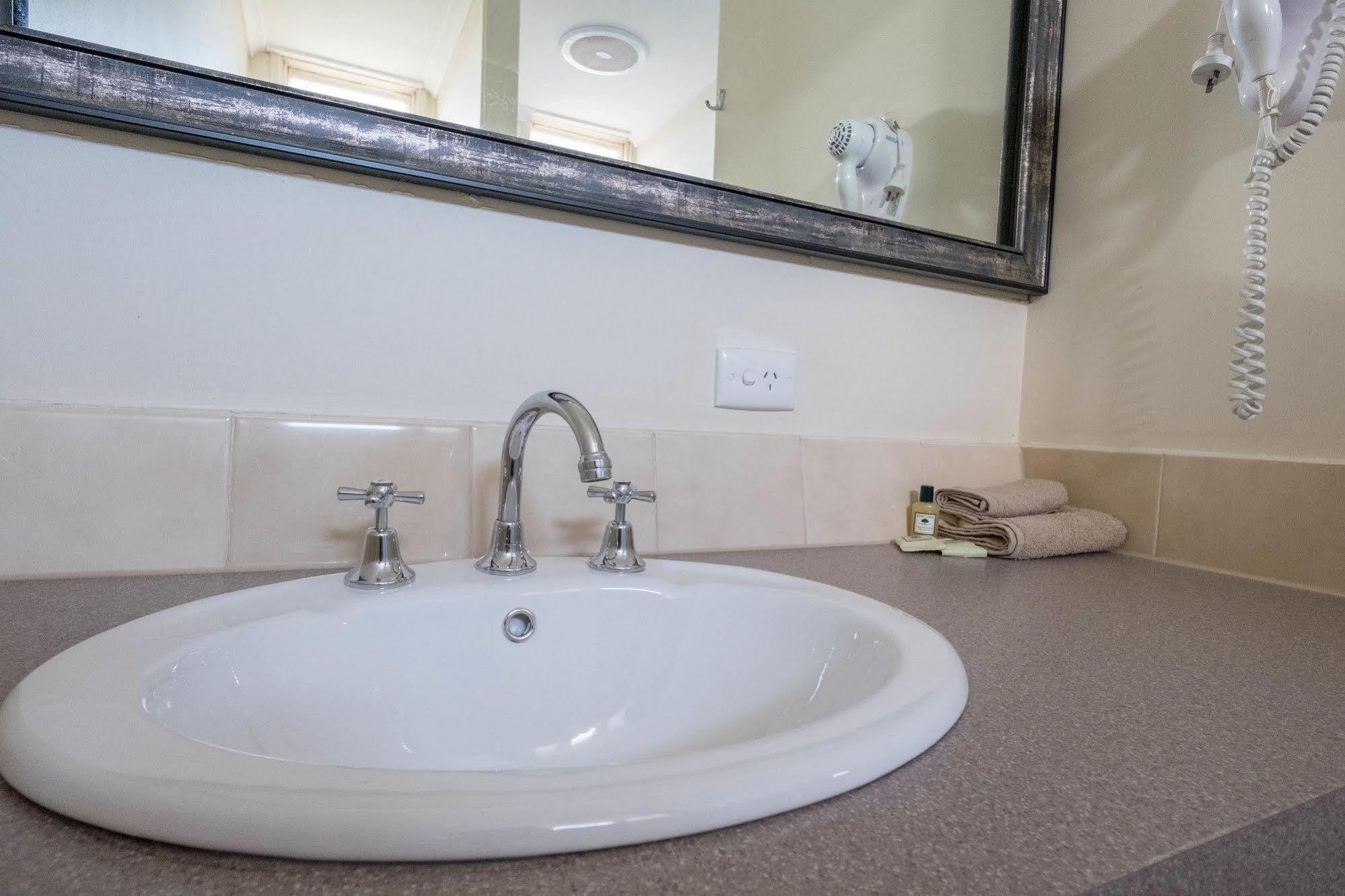Stawell'S London Motor Inn Dış mekan fotoğraf